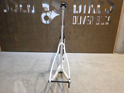 Rennradrahmen von Pinarello, PINARELLO F9 RAHMENSET / RAZOR WHITE / DISC / 56CM vor USEDBIKES - OB.DE Hintergrund