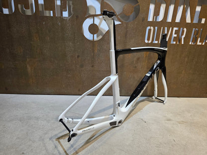 Rennradrahmen von Pinarello, PINARELLO F9 RAHMENSET / RAZOR WHITE / DISC / 56CM vor USEDBIKES - OB.DE Hintergrund