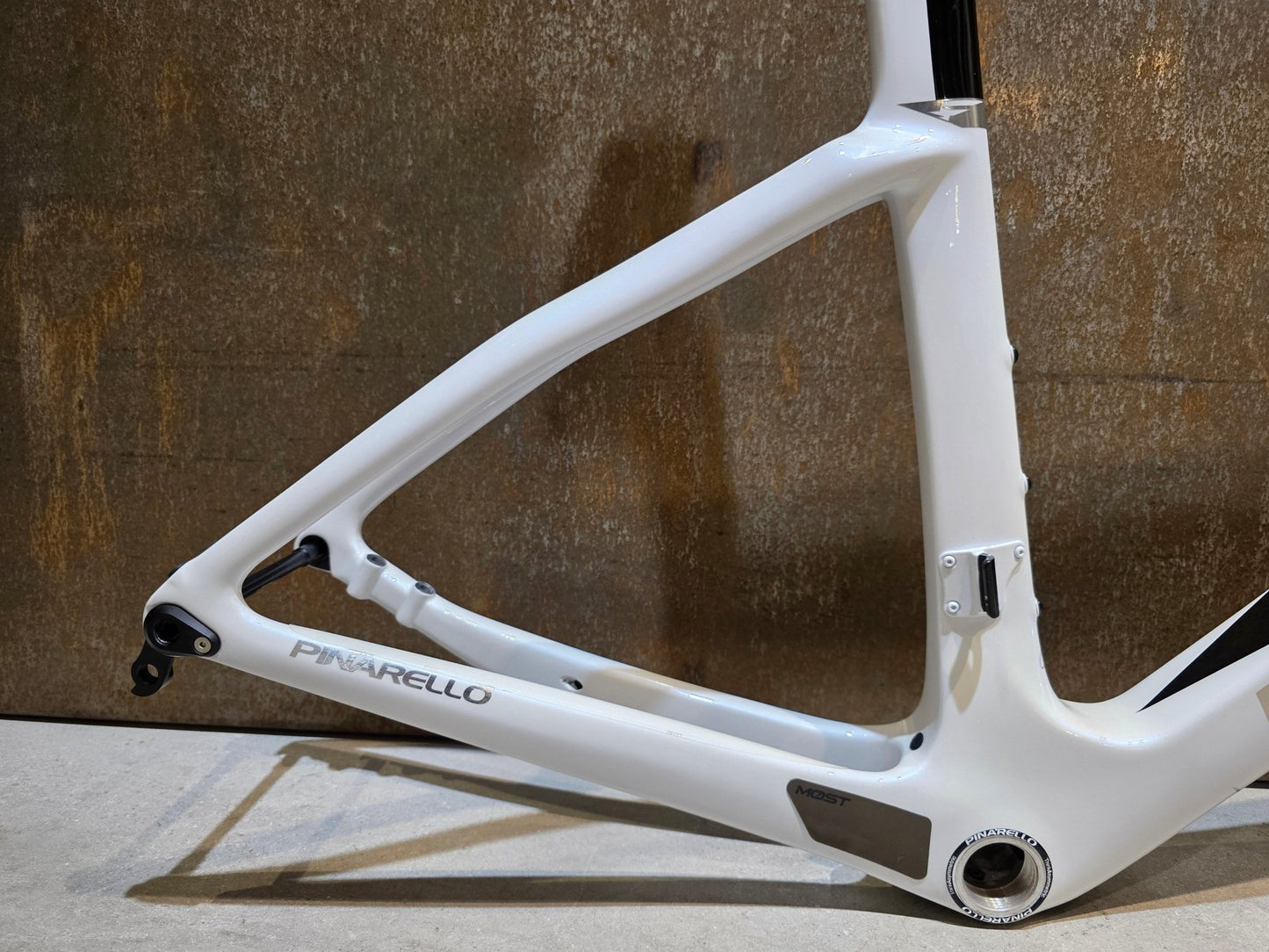Rennradrahmen von Pinarello, PINARELLO F9 RAHMENSET / RAZOR WHITE / DISC / 56CM vor USEDBIKES - OB.DE Hintergrund