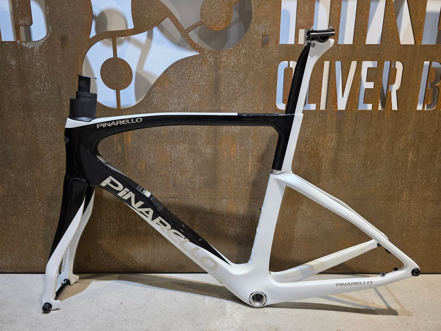 Rennradrahmen von Pinarello, PINARELLO F9 RAHMENSET / RAZOR WHITE / DISC / 56CM vor USEDBIKES - OB.DE Hintergrund