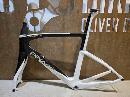 Rennradrahmen von Pinarello, PINARELLO F9 RAHMENSET / RAZOR WHITE / DISC / 56CM vor USEDBIKES - OB.DE Hintergrund