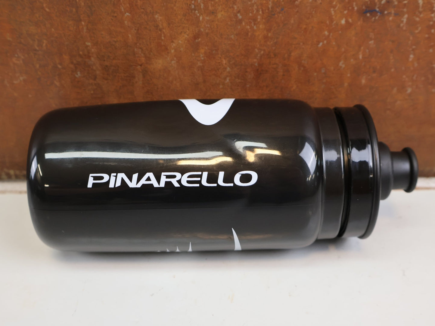 Trinkflaschen und Halter von Most, PINARELLO FLY TRINKFLASCHE 550ML SCHWARZ TRINKFLASCHE 51G vor USEDBIKES-OB.DE Hintergrund