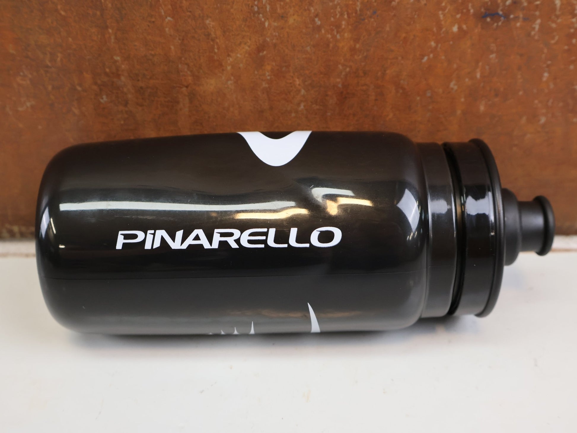 Trinkflaschen und Halter von Most, PINARELLO FLY TRINKFLASCHE 550ML SCHWARZ TRINKFLASCHE 51G vor USEDBIKES-OB.DE Hintergrund