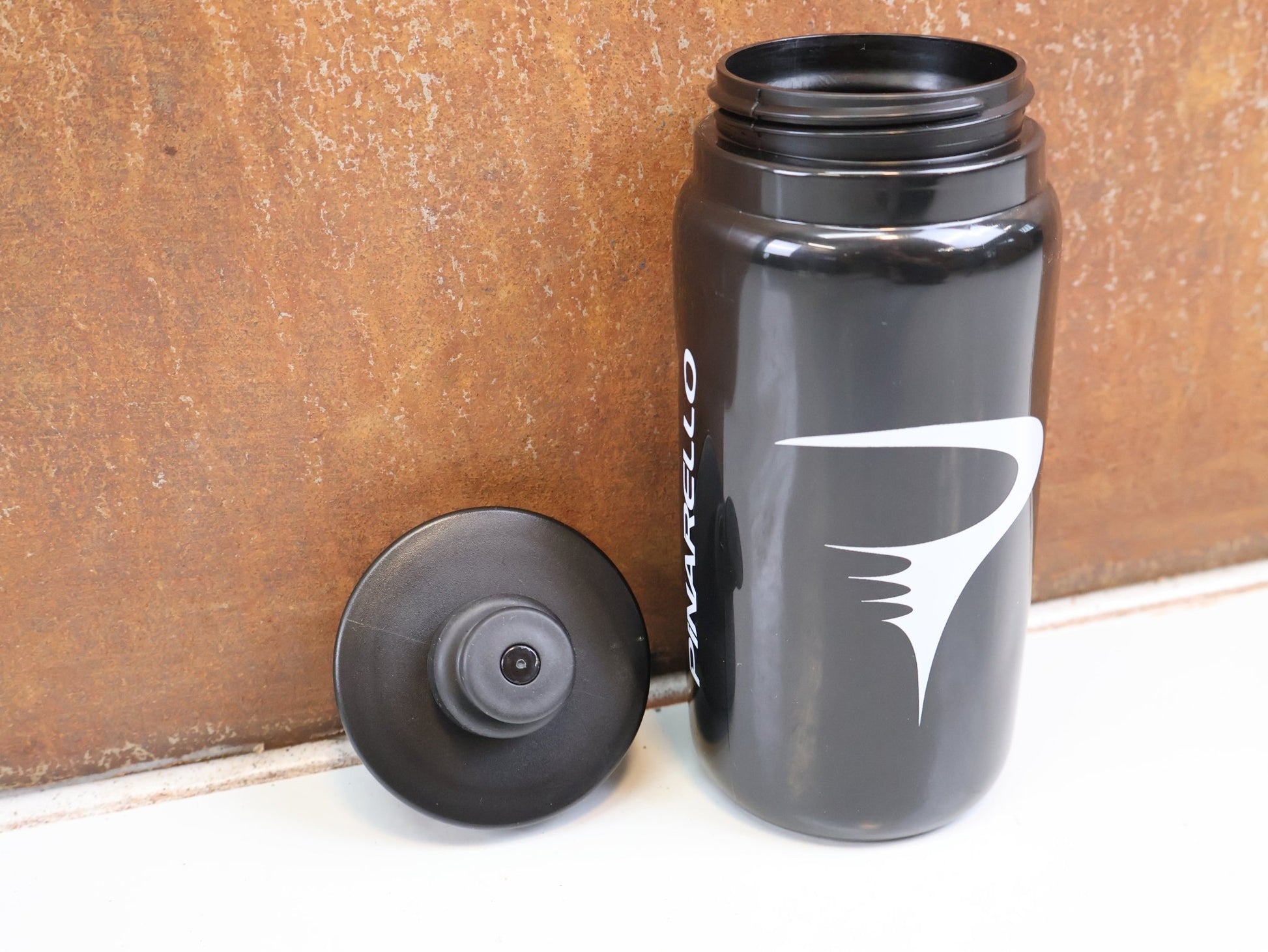 Trinkflaschen und Halter von Most, PINARELLO FLY TRINKFLASCHE 550ML SCHWARZ TRINKFLASCHE 51G vor USEDBIKES-OB.DE Hintergrund