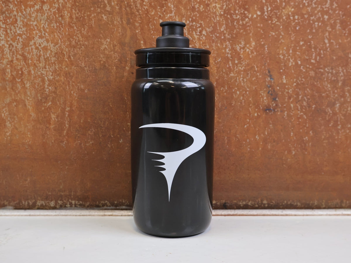 Trinkflaschen und Halter von Most, PINARELLO FLY TRINKFLASCHE 550ML SCHWARZ TRINKFLASCHE 51G vor USEDBIKES-OB.DE Hintergrund