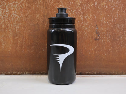 Trinkflaschen und Halter von Most, PINARELLO FLY TRINKFLASCHE 550ML SCHWARZ TRINKFLASCHE 51G vor USEDBIKES-OB.DE Hintergrund