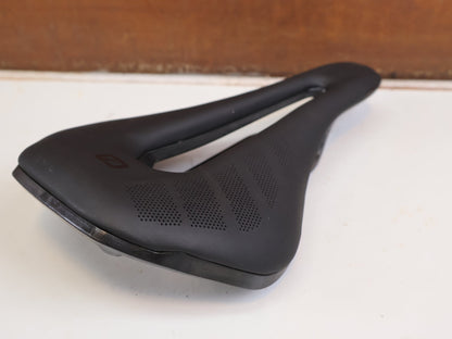 Sattel von Most, PINARELLO LYNX 2.0 SUPERFLOW CARBON SATTEL LARGE 145MM 148G vor USEDBIKES-OB.DE Hintergrund