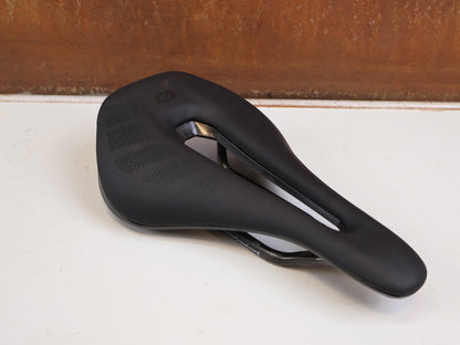 Sattel von Most, PINARELLO LYNX 2.0 SUPERFLOW CARBON SATTEL LARGE 145MM 148G vor USEDBIKES-OB.DE Hintergrund