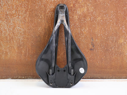 Sattel von Most, PINARELLO LYNX 2.0 SUPERFLOW CARBON SATTEL LARGE 145MM 148G vor USEDBIKES-OB.DE Hintergrund
