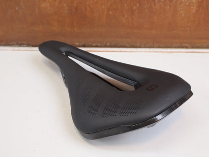 Sattel von Most, PINARELLO LYNX 2.0 SUPERFLOW CARBON SATTEL LARGE 145MM 148G vor USEDBIKES-OB.DE Hintergrund