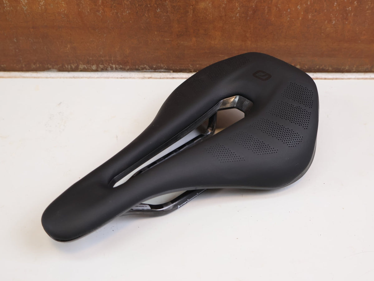Sattel von Most, PINARELLO LYNX 2.0 SUPERFLOW CARBON SATTEL LARGE 145MM 148G vor USEDBIKES-OB.DE Hintergrund