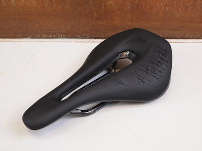 Sattel von Most, PINARELLO LYNX 2.0 SUPERFLOW CARBON SATTEL LARGE 145MM 148G vor USEDBIKES-OB.DE Hintergrund