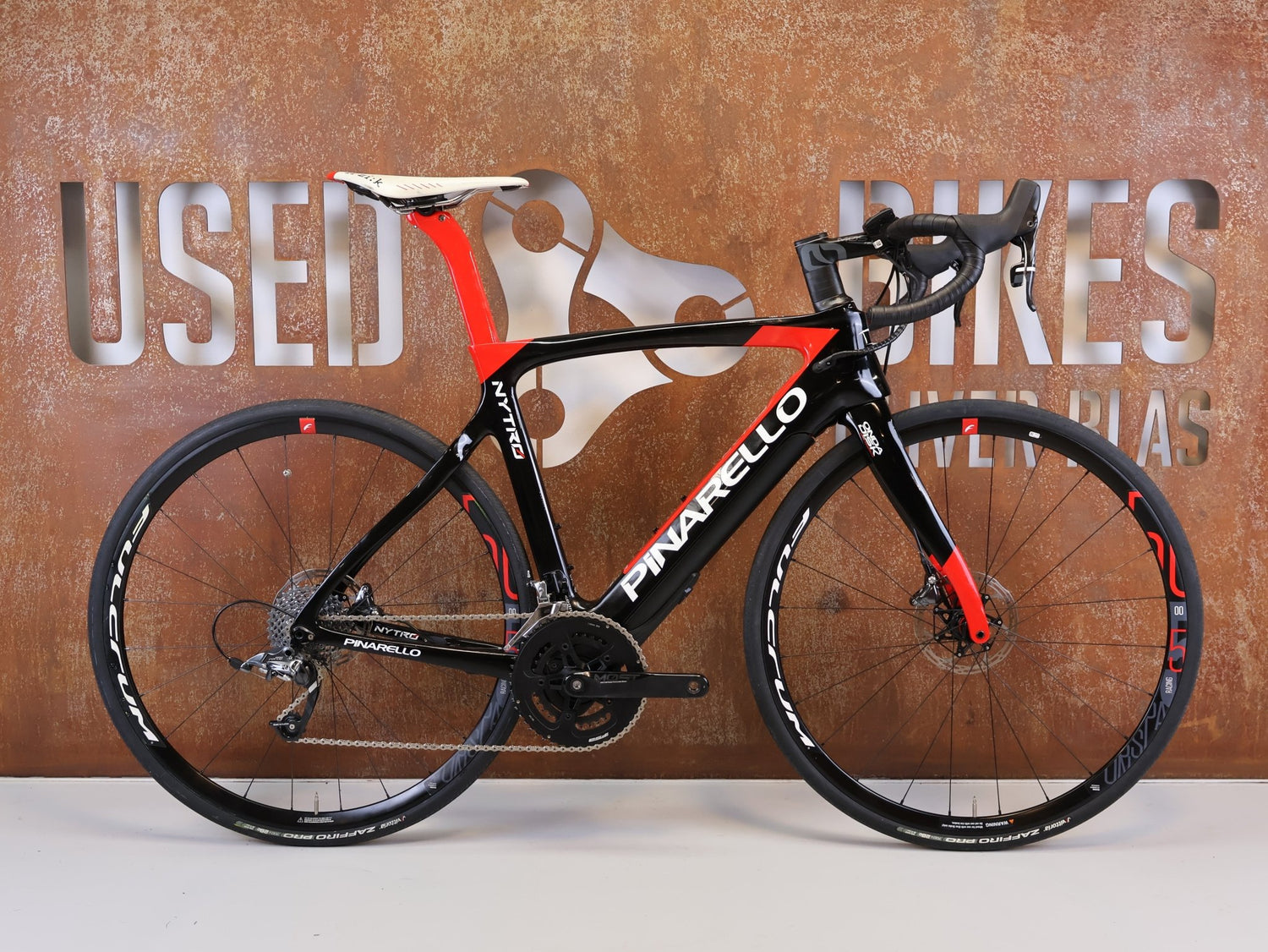 Rennrad von Pinarello, PINARELLO NYTRO E-RENNRAD / 53 CM / FAZUA SRAM FORCE vor USEDBIKES-OB.DE Hintergrund