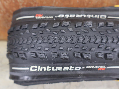 Reifen von Pirelli, PIRELLI CINTURATO GRAVEL RC MIXED TERRAIN TLR / 700×40C – TUBELESS READY GRAVELREIFEN vor USEDBIKES - OB.DE Hintergrund