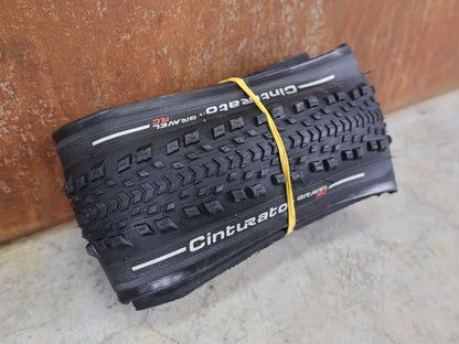 Reifen von Pirelli, PIRELLI CINTURATO GRAVEL RC MIXED TERRAIN TLR / 700×40C – TUBELESS READY GRAVELREIFEN vor USEDBIKES - OB.DE Hintergrund