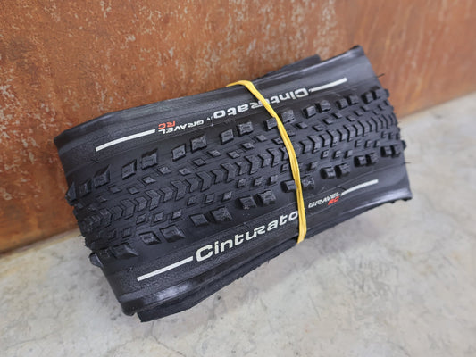 Reifen von Pirelli, PIRELLI CINTURATO GRAVEL RC MIXED TERRAIN TLR / 700×40C – TUBELESS READY GRAVELREIFEN vor USEDBIKES - OB.DE Hintergrund