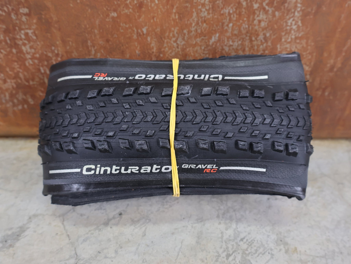 Reifen von Pirelli, PIRELLI CINTURATO GRAVEL RC MIXED TERRAIN TLR / 700×40C – TUBELESS READY GRAVELREIFEN vor USEDBIKES - OB.DE Hintergrund