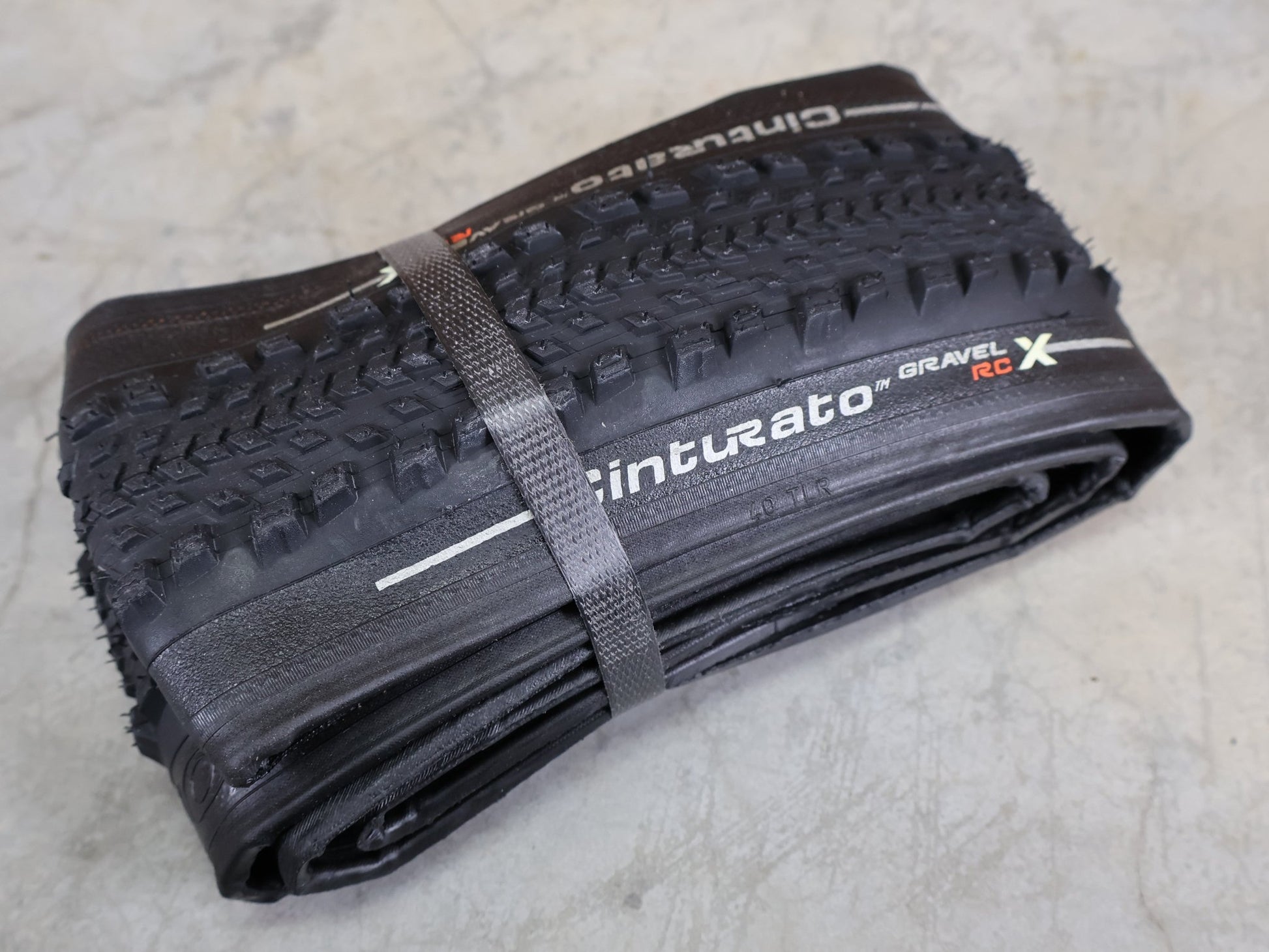 Reifen von Pirelli, PIRELLI CINTURATO GRAVEL RC - X GRAVELREIFEN / 700C X 40 MM – TUBELESS READY – TECHWALL X – SPEEDGRIP vor USEDBIKES - OB.DE Hintergrund