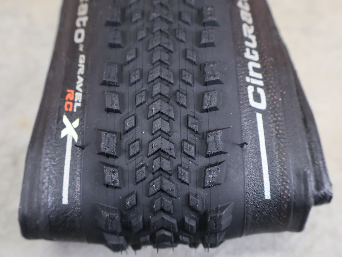 Reifen von Pirelli, PIRELLI CINTURATO GRAVEL RC - X GRAVELREIFEN / 700C X 40 MM – TUBELESS READY – TECHWALL X – SPEEDGRIP vor USEDBIKES - OB.DE Hintergrund