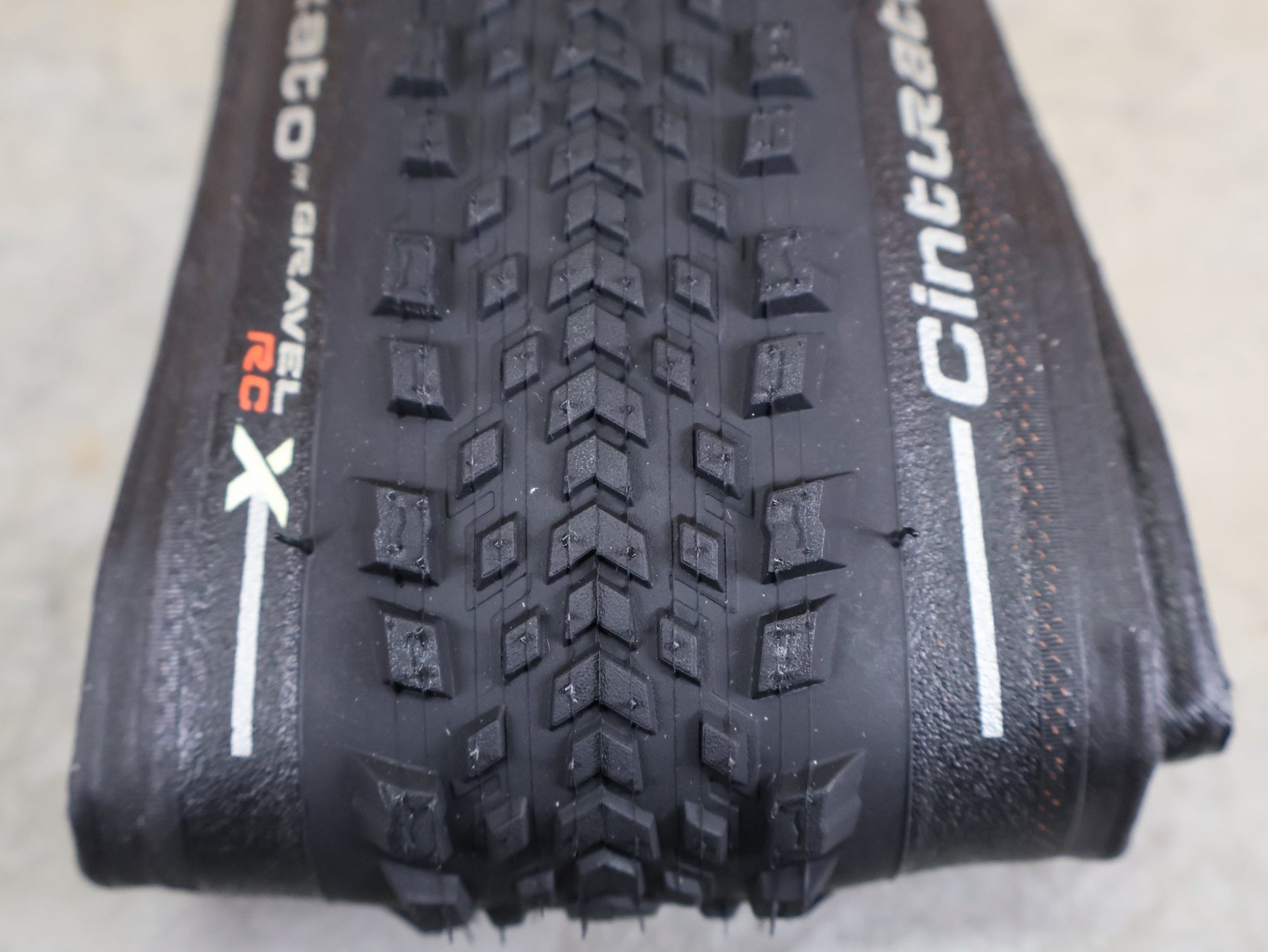 Reifen von Pirelli, PIRELLI CINTURATO GRAVEL RC - X GRAVELREIFEN / 700C X 40 MM – TUBELESS READY – TECHWALL X – SPEEDGRIP vor USEDBIKES - OB.DE Hintergrund