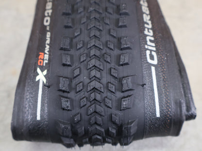 Reifen von Pirelli, PIRELLI CINTURATO GRAVEL RC - X GRAVELREIFEN / 700C X 40 MM – TUBELESS READY – TECHWALL X – SPEEDGRIP vor USEDBIKES - OB.DE Hintergrund