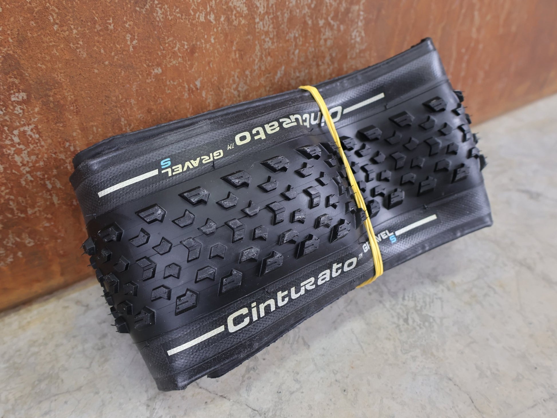Reifen von Pirelli, PIRELLI CINTURATO GRAVEL S LOOSE TERRAIN TLR / 700×45C – TUBELESS READY GRAVELREIFEN vor USEDBIKES - OB.DE Hintergrund
