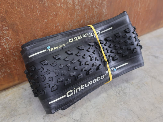 Reifen von Pirelli, PIRELLI CINTURATO GRAVEL S LOOSE TERRAIN TLR / 700×45C – TUBELESS READY GRAVELREIFEN vor USEDBIKES - OB.DE Hintergrund