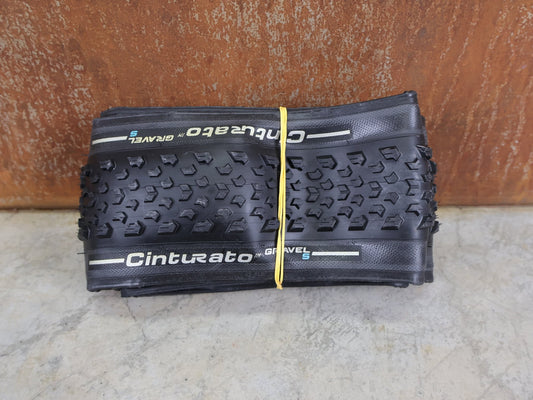 Reifen von Pirelli, PIRELLI CINTURATO GRAVEL S LOOSE TERRAIN TLR / 700×45C – TUBELESS READY GRAVELREIFEN vor USEDBIKES - OB.DE Hintergrund