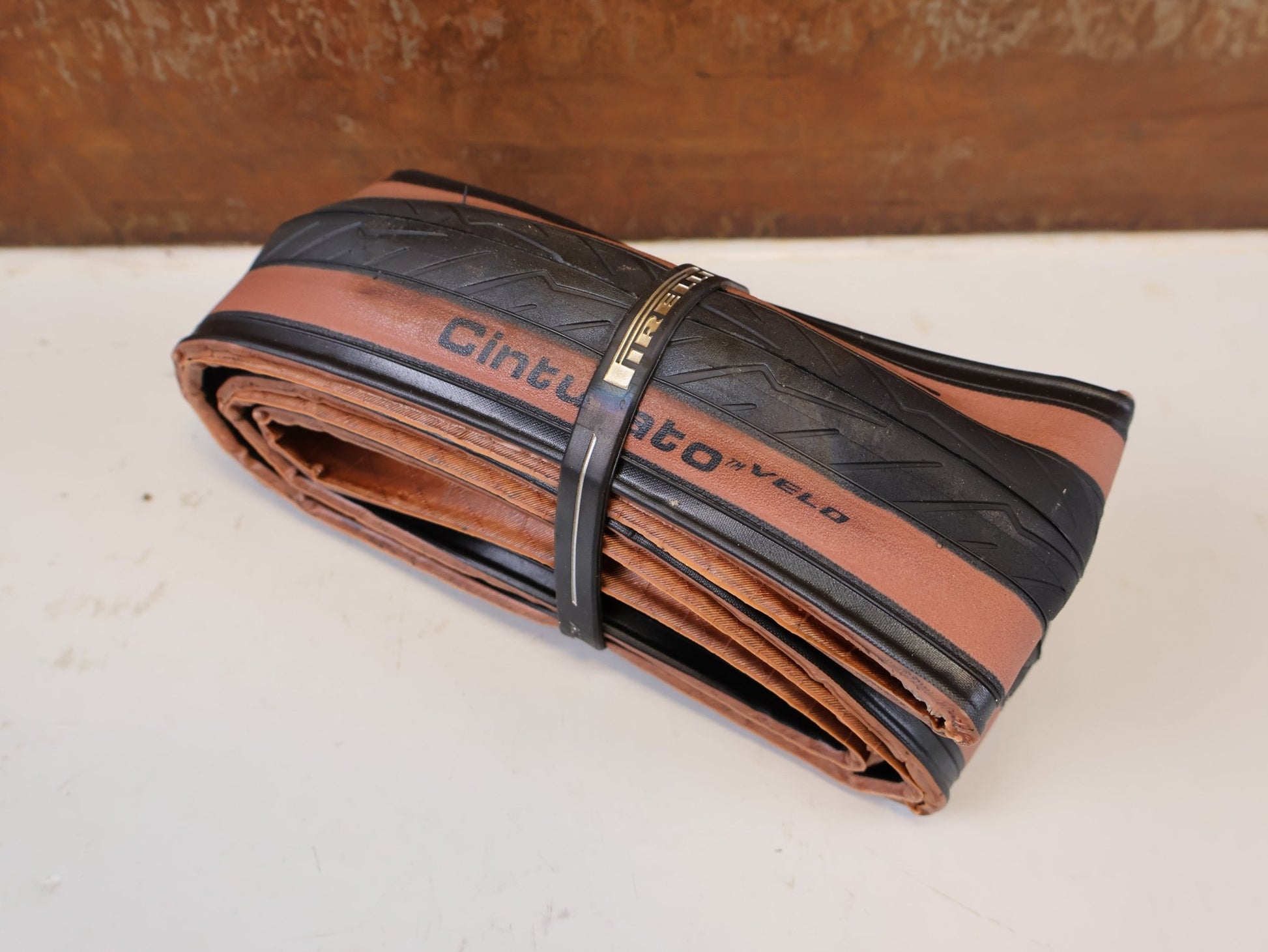 Reifen von Pirelli, PIRELLI CINTURATO VELO TLR RENNRADREIFEN SCHWARZ 700x28c / ETRTO 28-622 vor USEDBIKES-OB.DE Hintergrund