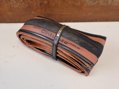 Reifen von Pirelli, PIRELLI CINTURATO VELO TLR RENNRADREIFEN SCHWARZ 700x28c / ETRTO 28-622 vor USEDBIKES-OB.DE Hintergrund