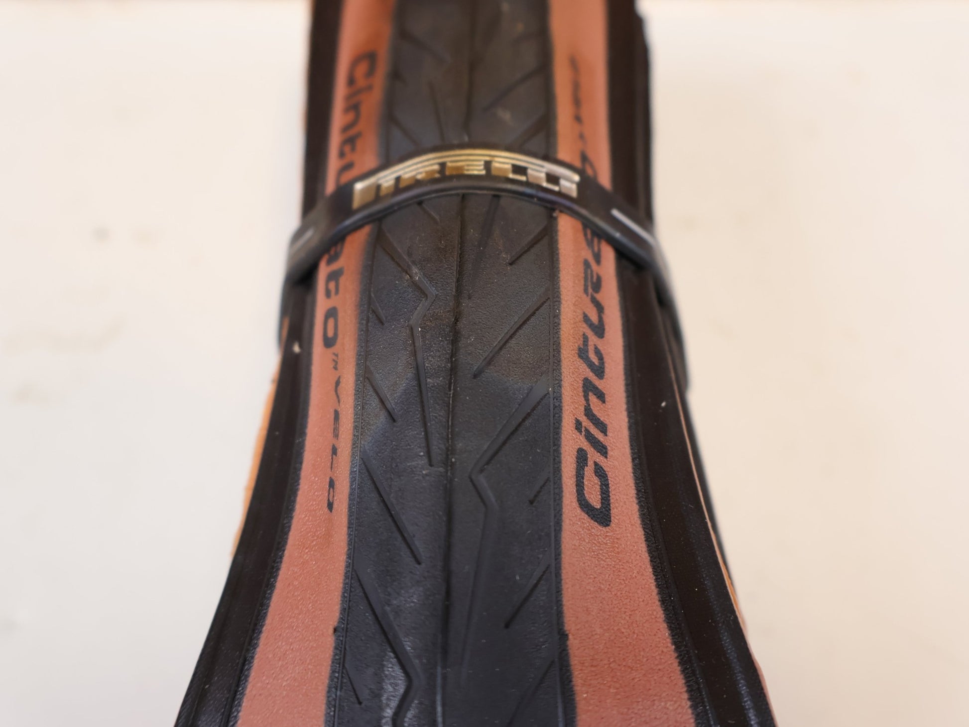 Reifen von Pirelli, PIRELLI CINTURATO VELO TLR RENNRADREIFEN SCHWARZ 700x28c / ETRTO 28-622 vor USEDBIKES-OB.DE Hintergrund