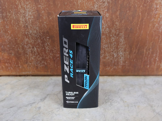 Reifen von Pirelli, PIRELLI P ZERO RACE 4S TLR / 700×28C – TUBELESS READY RENNRADREIFEN vor USEDBIKES - OB.DE Hintergrund
