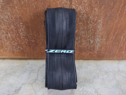 Reifen von Pirelli, PIRELLI P ZERO RACE 4S TLR / 700×28C – TUBELESS READY RENNRADREIFEN vor USEDBIKES - OB.DE Hintergrund