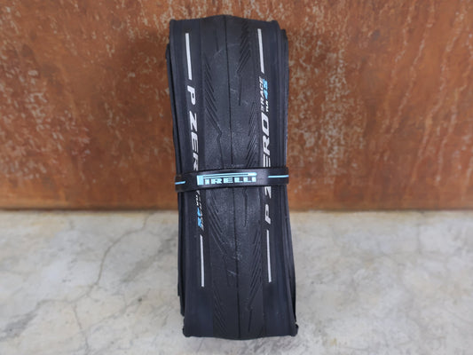 Reifen von Pirelli, PIRELLI P ZERO RACE 4S TLR / 700×28C – TUBELESS READY RENNRADREIFEN vor USEDBIKES - OB.DE Hintergrund