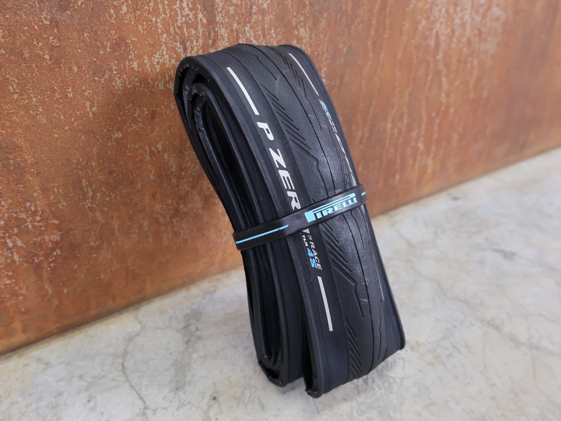 Reifen von Pirelli, PIRELLI P ZERO RACE 4S TLR / 700×28C – TUBELESS READY RENNRADREIFEN vor USEDBIKES - OB.DE Hintergrund