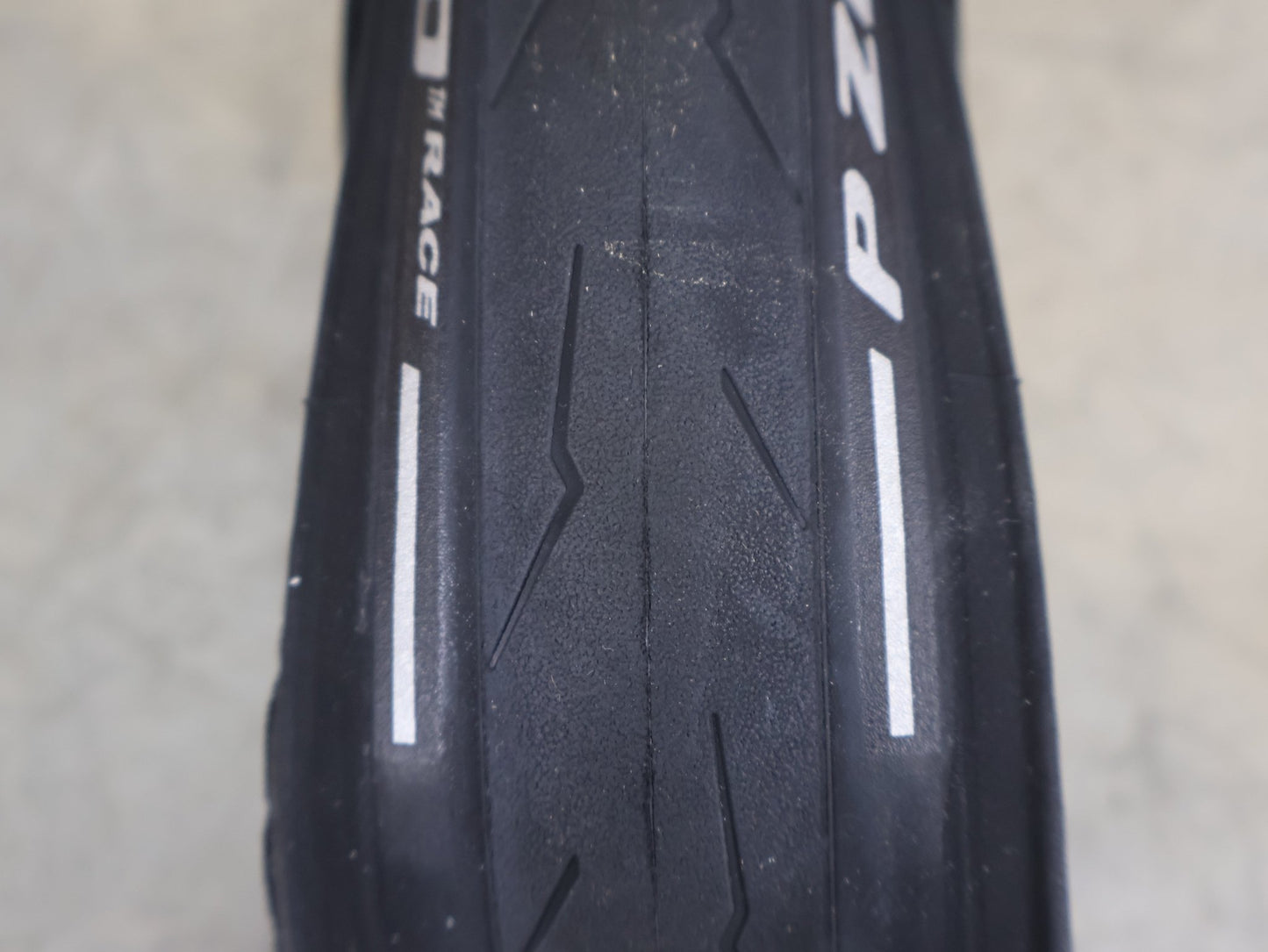 Reifen von Pirelli, PIRELLI P ZERO RACE RENNREIFEN / 700C X 26C – TECHBELT – SMARTEVO – 120 TPI – SCHWARZ vor USEDBIKES - OB.DE Hintergrund