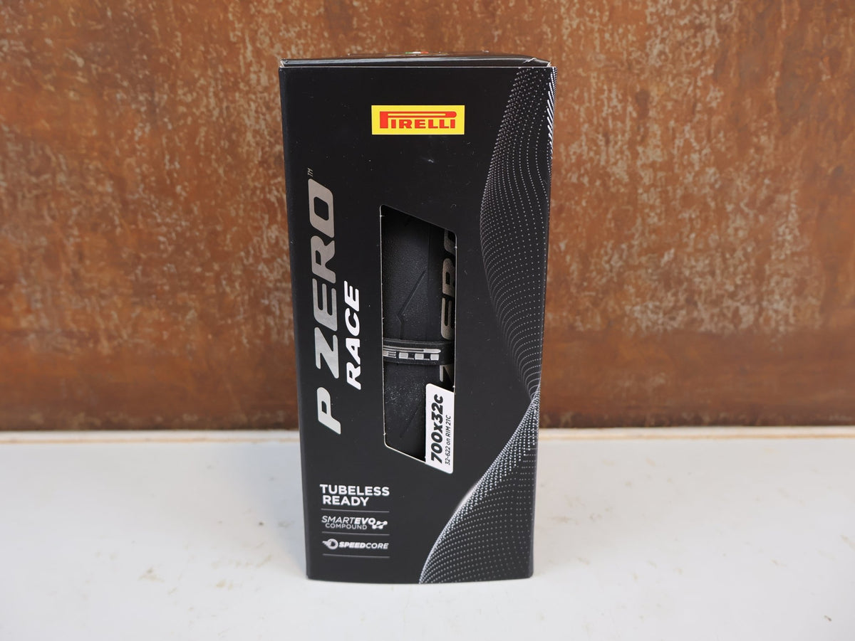 Reifen von Pirelli, Pirelli P ZERO Race TLR Rennradreifen 700C Schwarz 28-32mm vor USEDBIKES-OB.DE Hintergrund