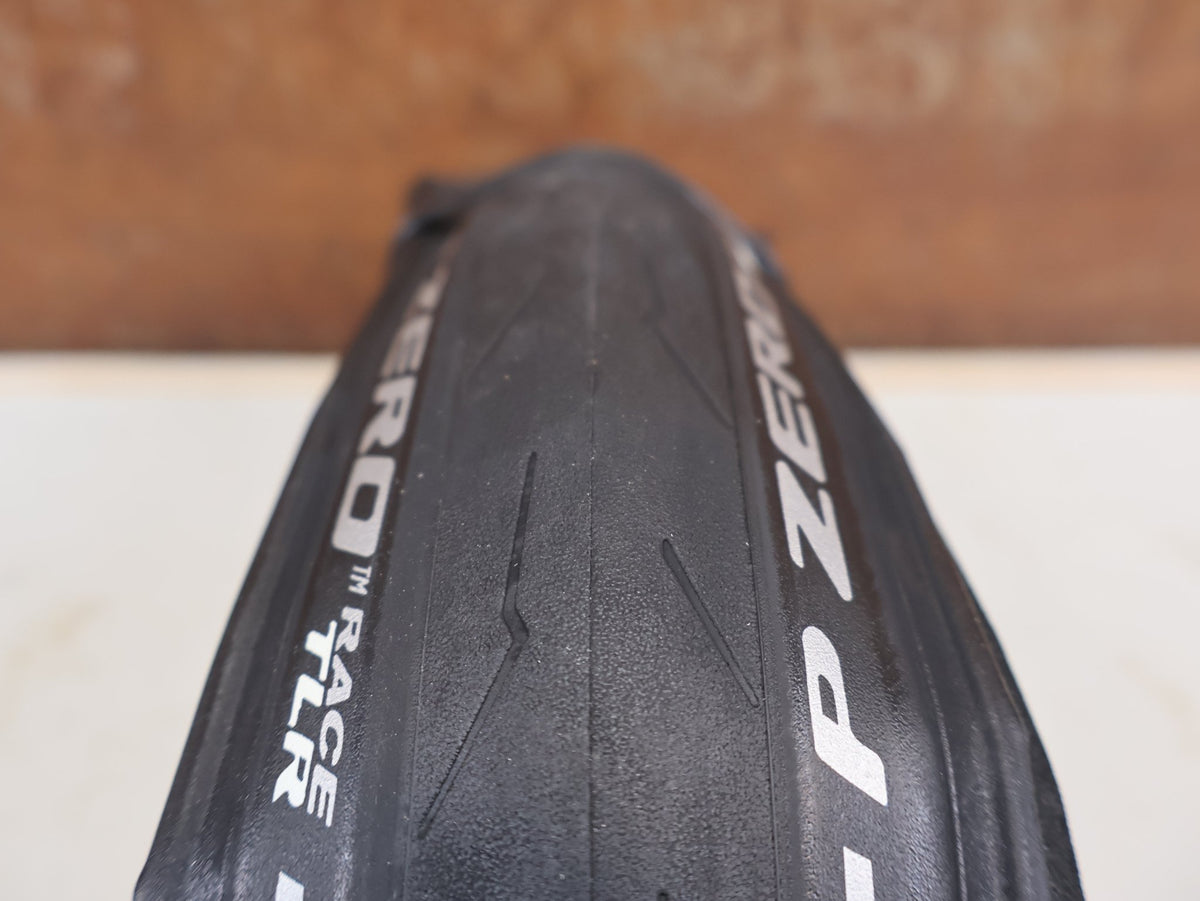Reifen von Pirelli, Pirelli P ZERO Race TLR Rennradreifen 700C Schwarz 28-32mm vor USEDBIKES-OB.DE Hintergrund