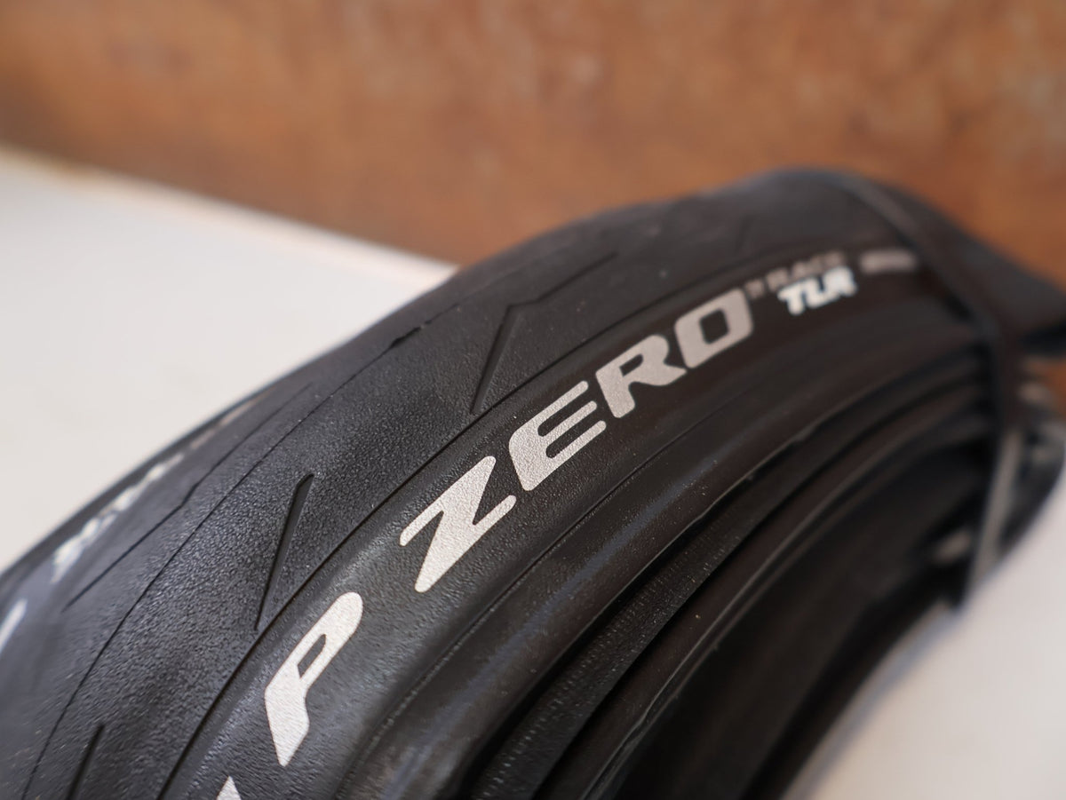 Reifen von Pirelli, Pirelli P ZERO Race TLR Rennradreifen 700C Schwarz 28-32mm vor USEDBIKES-OB.DE Hintergrund