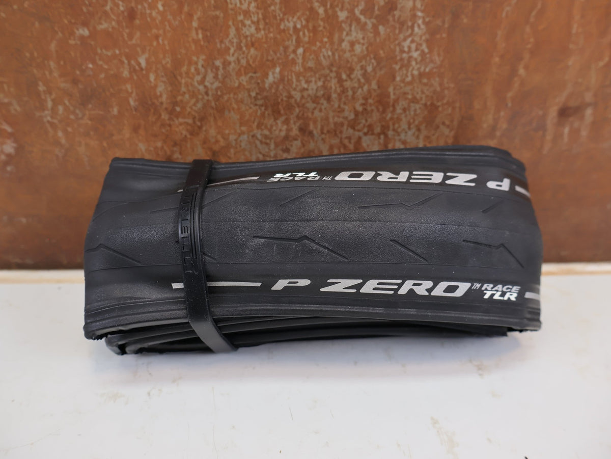 Reifen von Pirelli, Pirelli P ZERO Race TLR Rennradreifen 700C Schwarz 28-32mm vor USEDBIKES-OB.DE Hintergrund