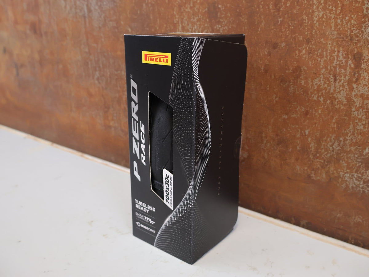Reifen von Pirelli, Pirelli P ZERO Race TLR Rennradreifen 700C Schwarz 28-32mm vor USEDBIKES-OB.DE Hintergrund
