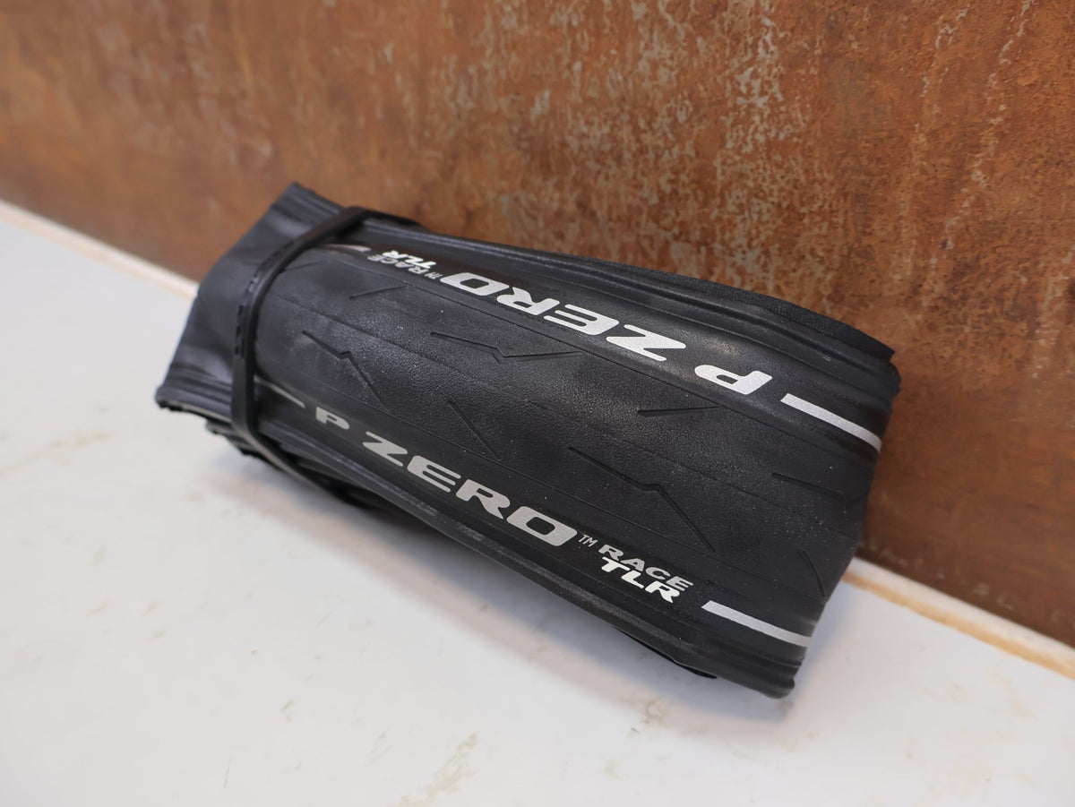 Reifen von Pirelli, Pirelli P ZERO Race TLR Rennradreifen 700C Schwarz 28-32mm vor USEDBIKES-OB.DE Hintergrund
