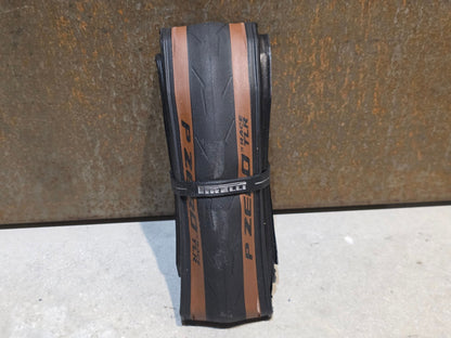 Reifen von Pirelli, PIRELLI P ZERO RACE TLR RENNRADREIFEN / BRAUN / 700 X 28MM vor USEDBIKES - OB.DE Hintergrund