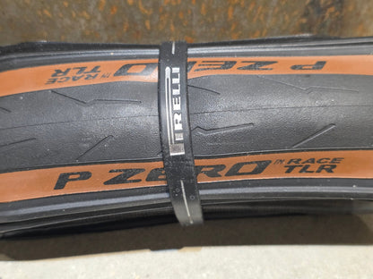 Reifen von Pirelli, PIRELLI P ZERO RACE TLR RENNRADREIFEN / BRAUN / 700 X 28MM vor USEDBIKES - OB.DE Hintergrund