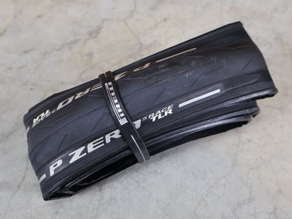 Reifen von Pirelli, PIRELLI P ZERO RACE TLR RENNREIFEN / 700C X 28C – TUBELESS READY – SMARTEVO – SPEEDCORE – BLACK vor USEDBIKES - OB.DE Hintergrund