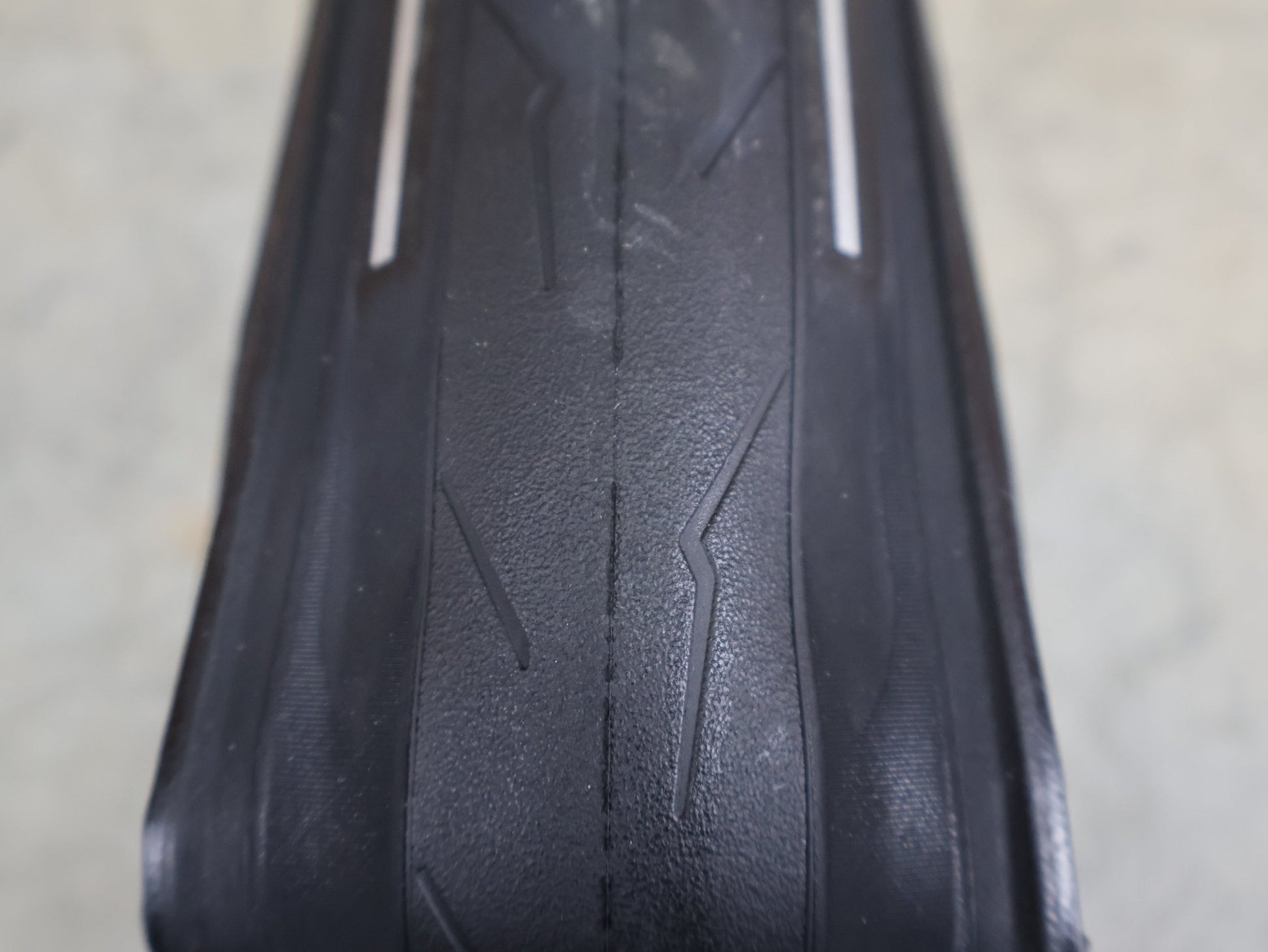 Reifen von Pirelli, PIRELLI P ZERO RACE TLR RENNREIFEN / 700C X 28C – TUBELESS READY – SMARTEVO – SPEEDCORE – BLACK vor USEDBIKES - OB.DE Hintergrund