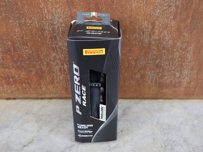Reifen von Pirelli, PIRELLI P ZERO RACE TLR RENNREIFEN / 700C X 28C – TUBELESS READY – SMARTEVO – SPEEDCORE – BLACK vor USEDBIKES - OB.DE Hintergrund