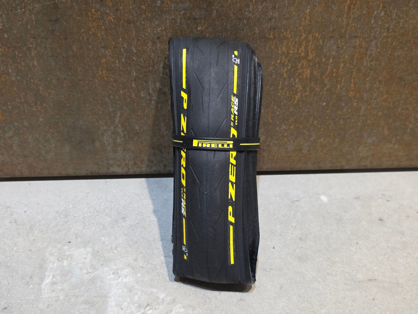 Reifen von Pirelli, PIRELLI P ZERO RACE TLR RS TEAM EDITION RENNRADREIFEN 700 X 28MM vor USEDBIKES - OB.DE Hintergrund