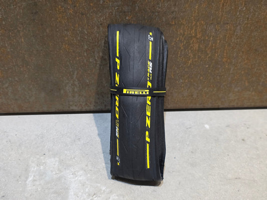 Reifen von Pirelli, PIRELLI P ZERO RACE TLR RS TEAM EDITION RENNRADREIFEN 700 X 28MM vor USEDBIKES - OB.DE Hintergrund