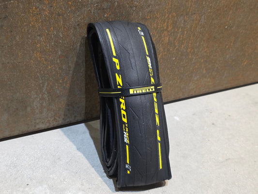 Reifen von Pirelli, PIRELLI P ZERO RACE TLR RS TEAM EDITION RENNRADREIFEN 700 X 28MM vor USEDBIKES - OB.DE Hintergrund